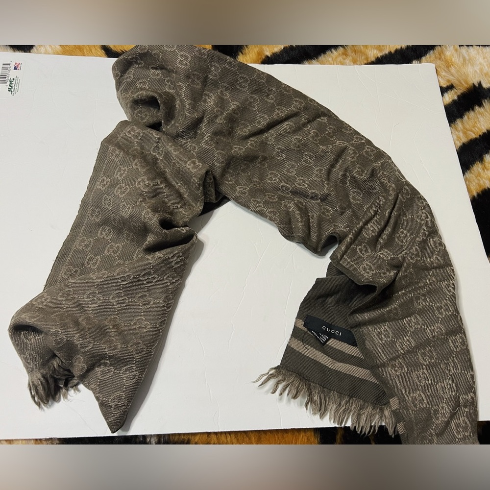 Authentic Gucci wool  Scarf - Picture 8 of 13